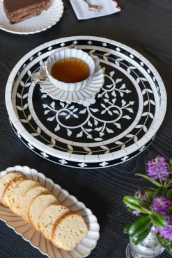 Cristina Oria Bandejas^Bandeja De Resina Redonda Con Diseño De Flores Blancas Y Negras