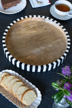 Cristina Oria Bandejas^Bandeja De Resina Y Madera Redonda Con Diseño De Rayas Blancas Y Negras