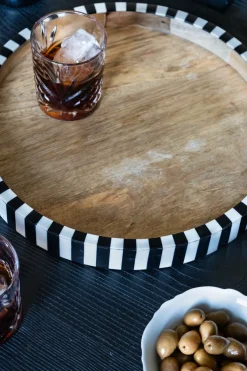 Cristina Oria Bandejas^Bandeja De Resina Y Madera Redonda Con Diseño De Rayas Blancas Y Negras