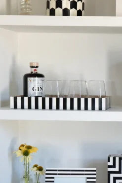 Cristina Oria Bandejas^Bandeja De Resina Y Madera Con Diseño De Rayas Blancas Y Negras