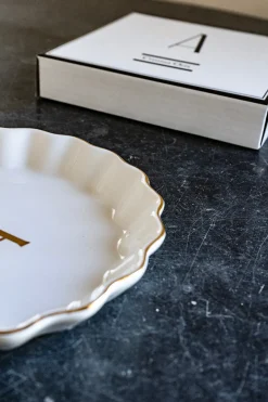 Cristina Oria Menaje Iniciales|Bandejas^Bandejas Con Borde Ondulado Iniciales