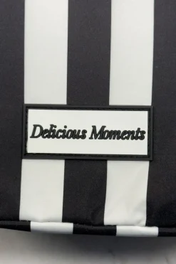 Cristina Oria Bolsos, Bolsas Y Neceseres|Otros Textil^Bolsa Isotérmica Blanca Y Negra Con Mensaje “Delicious Moments”