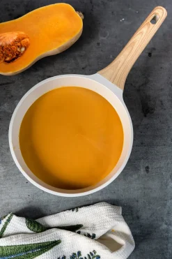 Cristina Oria Sartenes, Ollas Y Cacerolas^Cacerola Blanca Con Mango De Madera