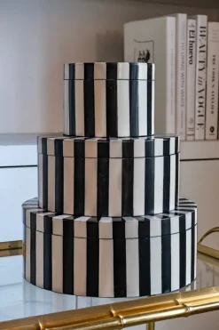 Cristina Oria Piezas Decorativas^Caja Decorativa De Resina Redonda Con Diseño De Rayas Blancas Y Negras Mediana
