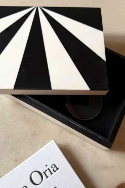 Cristina Oria Piezas Decorativas^Caja Decorativa De Resina Con Diseño De Rayos Blancos Y Negros