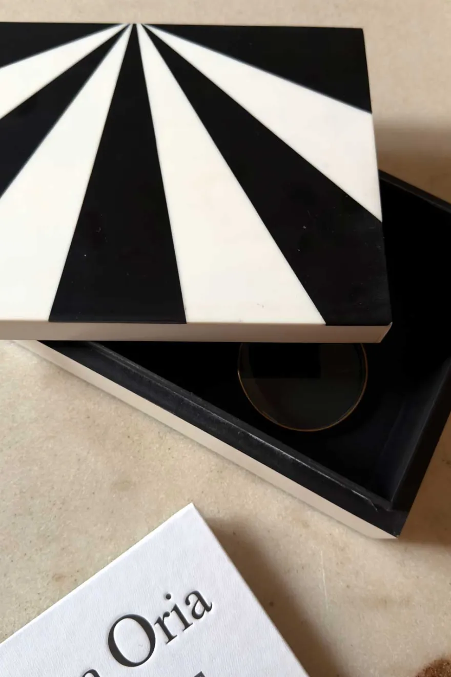 Cristina Oria Piezas Decorativas^Caja Decorativa De Resina Con Diseño De Rayos Blancos Y Negros