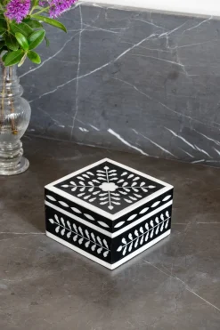 Cristina Oria Piezas Decorativas^Caja Decorativa Mini De Resina Cuadrada Con Diseño De Flores Blancas Y Negras