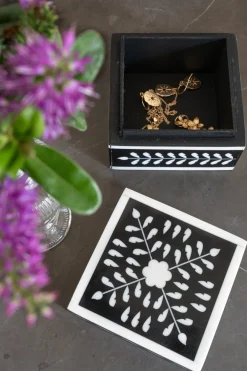 Cristina Oria Piezas Decorativas^Caja Decorativa Mini De Resina Cuadrada Con Diseño De Flores Blancas Y Negras