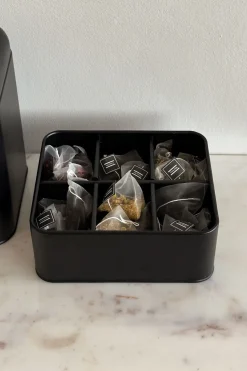 Cristina Oria Almacenaje^Caja Metálica Negra Con Ilustración Dorada Para Té