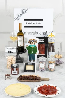 Cristina Oria Cajas Y Bolsas Gourmet|Cajas Y Bolsas Gourmet^Caja Recién Mamá Picoteo & Cojín Bordado