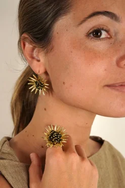 Cristina Oria Joyas Co|Joyas Co^Combinación Anillo & Pendientes Dorados Diseño Girasoles Negros