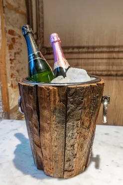 Cristina Oria Cubiteras Y Champaneras^Cubitera Alta Con Revestimiento Rústico De Madera Oscura