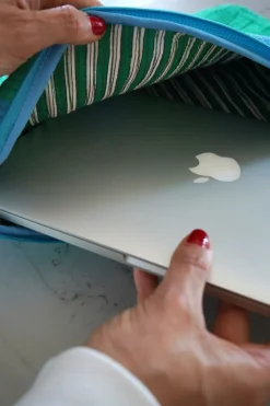 Cristina Oria Joyeros, Carteras Y Fundas|Otros Textil^Funda Para Portátil Rayas Azules Y Verdes