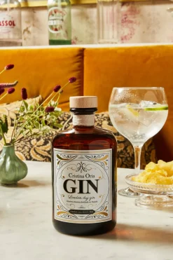 Cristina Oria Bebidas^Ginebra Artesana Co