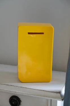 Cristina Oria Minichef^Hucha De Resina Con Diseño De Game Boy