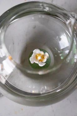 Cristina Oria Jarras Y Botellas^JARRA GLOBO DE VIDRIO SOPLADO CON FIGURA FLOR