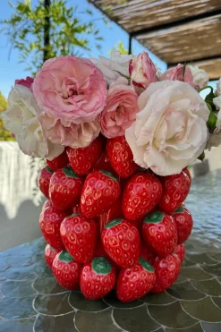 Cristina Oria Jarrones, Floreros Y Maceteros^Jarrón Con Diseño De Fresas En Relieve De Porcelana
