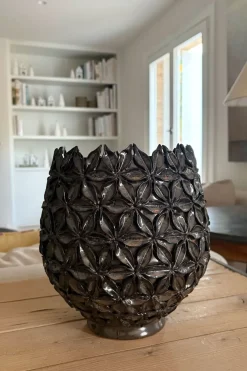 Cristina Oria Jarrones, Floreros Y Maceteros^Macetero De Cerámica Marrón Con Diseño De Flores En Relieve