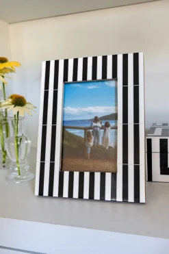 Cristina Oria Marcos De Fotos^Marco De Fotos Con Diseño De Rayas Blancas Y Negras