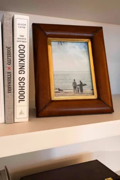 Cristina Oria Marcos De Fotos^Marco De Fotos De Cuero Y Detalle Dorado