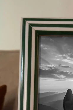 Cristina Oria Marcos De Fotos^Marco De Fotos De Resina Con Diseño De Rayas Blancas Y Verdes