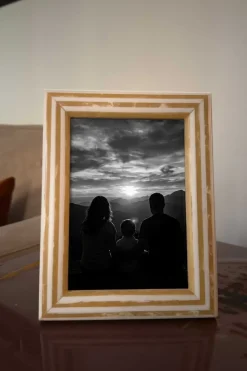 Cristina Oria Marcos De Fotos^Marco De Fotos De Resina Con Diseño De Rayas Blancas Y Amarillas