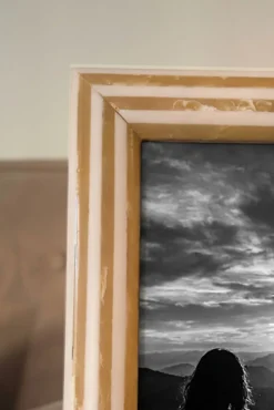 Cristina Oria Marcos De Fotos^Marco De Fotos De Resina Con Diseño De Rayas Blancas Y Amarillas