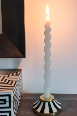 Cristina Oria Candelabros Y Portavelas^Portavelas De Resina Con Diseño De Rayas Blancas Y Negras Bajo Pequeño