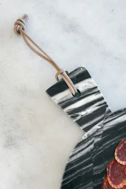 Cristina Oria Tablas^Tabla Redonda De Mármol Negra Con Mango