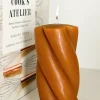 Cristina Oria Velas^Vela Ancha Con Diseño En Espiral Ocre Grande