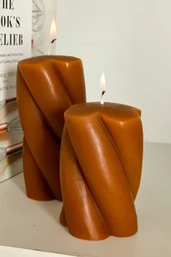 Cristina Oria Velas^Vela Ancha Con Diseño En Espiral Ocre Grande