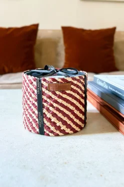 Cristina Oria Velas^Vela Artesanal De Cuero Y Rafia Con Fragancia Rosa Oud Mediana